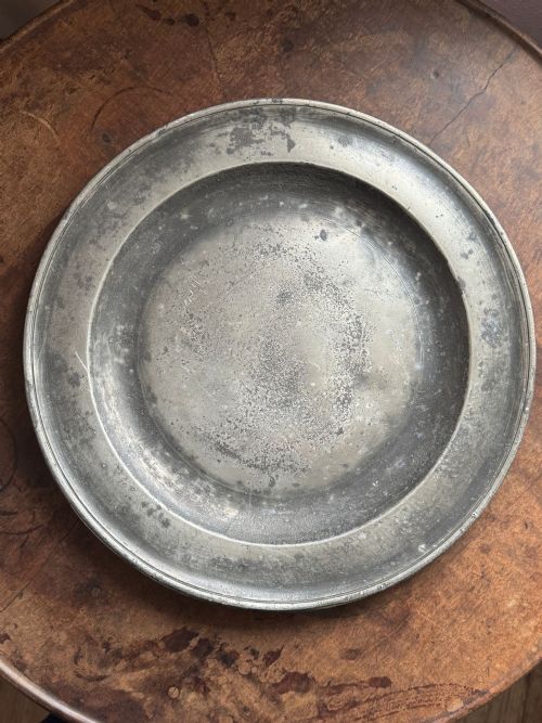 A PAIR OF 18THC ENGLISH PEWTER CHARGERS - ADDITIONAL PHOTO 8