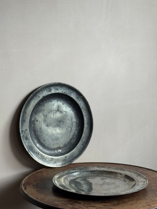 A PAIR OF 18THC ENGLISH PEWTER CHARGERS - ADDITIONAL PHOTO 9