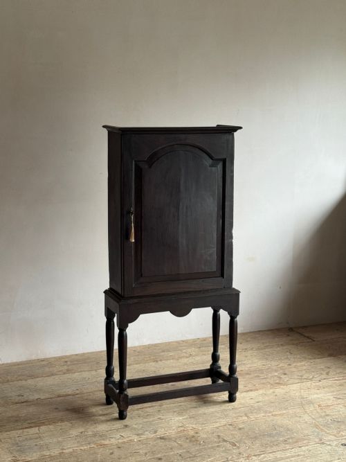 18THC OAK CUPBOARD ON STAND - ADDITIONAL PHOTO 1