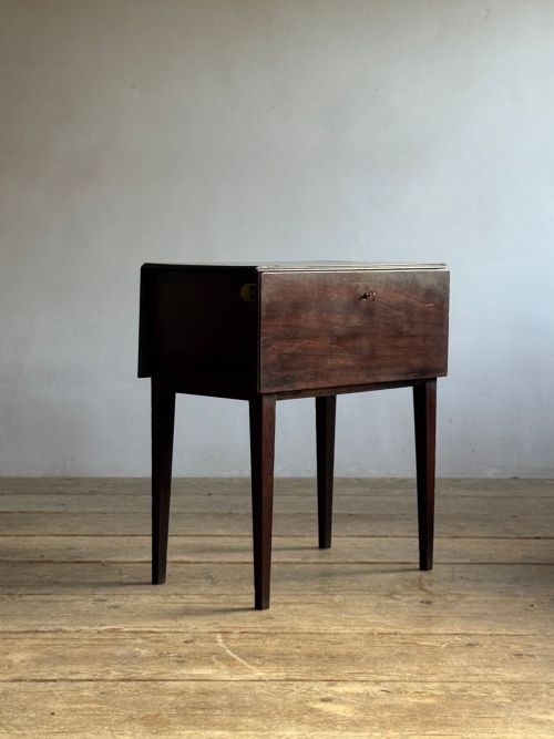GEORGIAN MAHOGANY DECEPTION TABLE