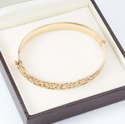 VINTAGE 9CT GOLD ON METAL CORE FLORAL ENGRAVED BANGLE - ADDITIONAL PHOTO 6