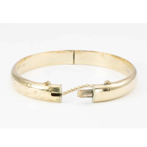 VINTAGE FLORAL ENGRAVED BANGLE IN 9CT GOLD - ADDITIONAL PHOTO 1