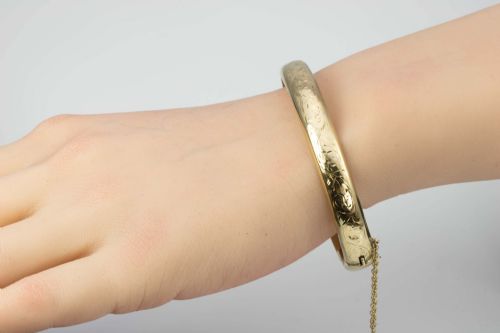 VINTAGE FLORAL ENGRAVED BANGLE IN 9CT GOLD - ADDITIONAL PHOTO 5