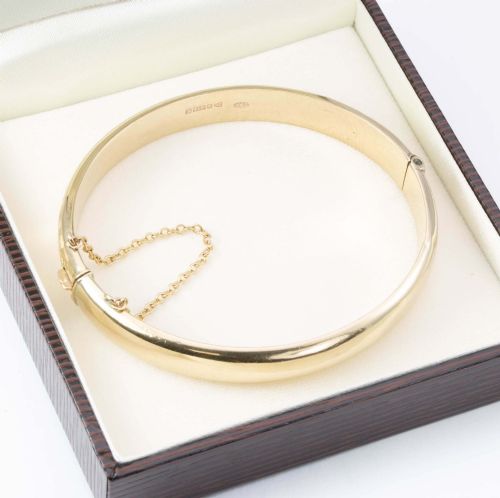 VINTAGE FLORAL ENGRAVED BANGLE IN 9CT GOLD - ADDITIONAL PHOTO 6
