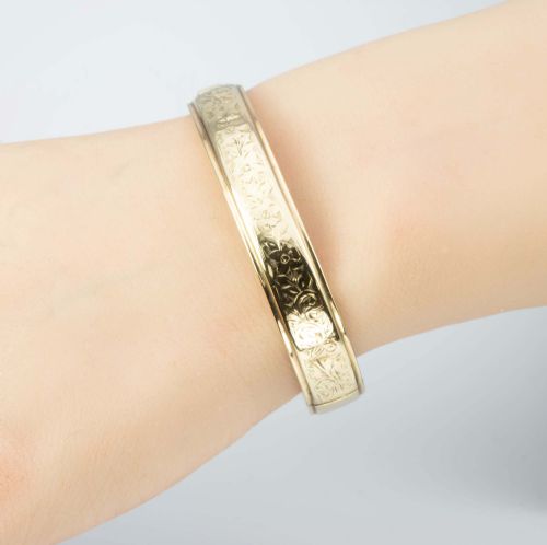 VINTAGE 9CT GOLD FLORAL ENGRAVED BANGLE - ADDITIONAL PHOTO 6