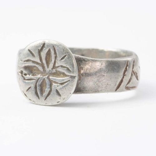 ANTIQUE 17TH18TH CENTURY SILVER FLORAL CROSS RING - ADDITIONAL PHOTO 1
