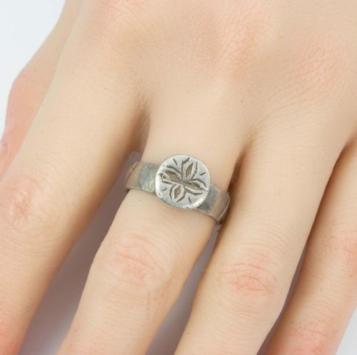 ANTIQUE 17TH18TH CENTURY SILVER FLORAL CROSS RING - ADDITIONAL PHOTO 5