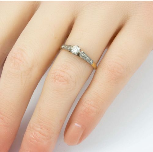 VINTAGE 18CT GOLD SOLITAIRE 020 CARAT DIAMOND WITH DIAMOND SHOULDERS RING - ADDITIONAL PHOTO 5