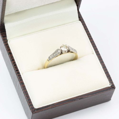 VINTAGE 18CT GOLD SOLITAIRE 020 CARAT DIAMOND WITH DIAMOND SHOULDERS RING - ADDITIONAL PHOTO 6