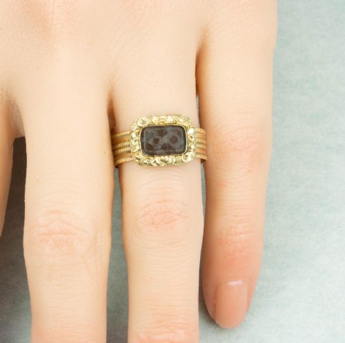 GEORGIAN 15CT GOLD MOURNING RING WITH HAIRWORK PANEL - ADDITIONAL PHOTO 6