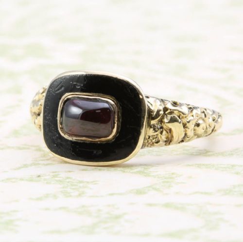 GEORGIAN 15CT GOLD GARNET ENAMEL MOURNING RING - ADDITIONAL PHOTO 1