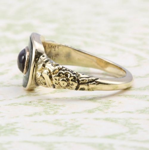 GEORGIAN 15CT GOLD GARNET ENAMEL MOURNING RING - ADDITIONAL PHOTO 2