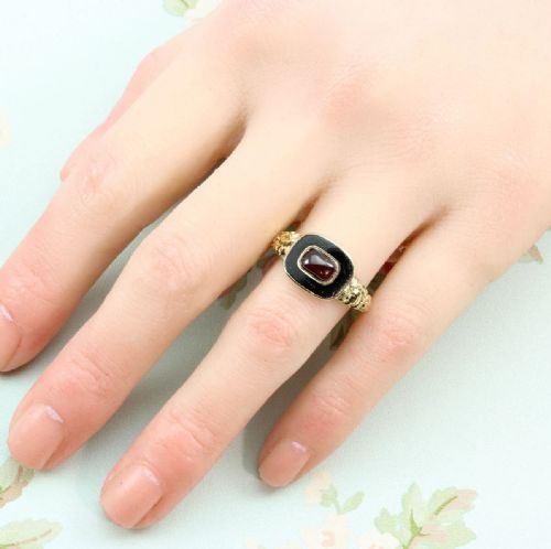 GEORGIAN 15CT GOLD GARNET ENAMEL MOURNING RING - ADDITIONAL PHOTO 5