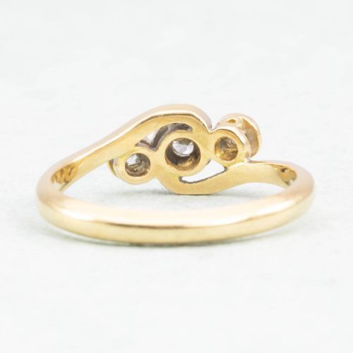 VINTAGE 18CT GOLD TWIST DESIGN 3 STONE DIAMOND RING - ADDITIONAL PHOTO 3