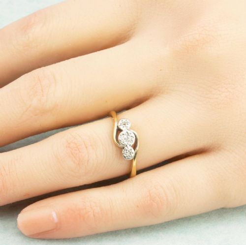 VINTAGE 18CT GOLD TWIST DESIGN 3 STONE DIAMOND RING - ADDITIONAL PHOTO 6