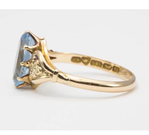 1950S 14CT GOLD BLUE TOPAZ RING WITH FLORAL SHOULDERS - ADDITIONAL PHOTO 2