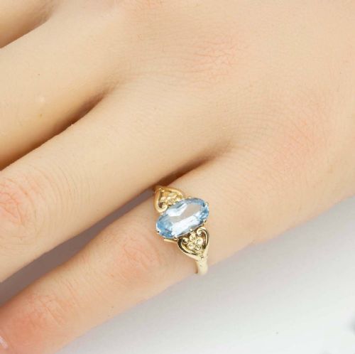 1950S 14CT GOLD BLUE TOPAZ RING WITH FLORAL SHOULDERS - ADDITIONAL PHOTO 7