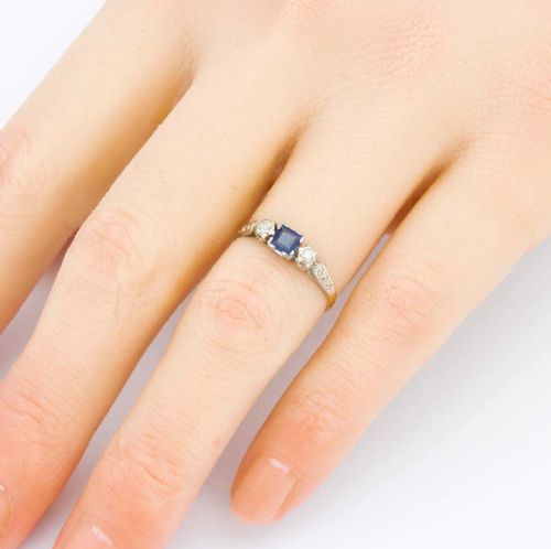 VINTAGE 18CT GOLD SQUARE SAPPHIRE DIAMOND 3 STONE RING SMALL SIZE - ADDITIONAL PHOTO 6