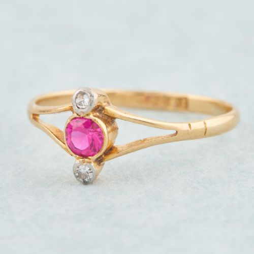 ART DECO 18CT GOLD SYNTHETIC RUBY AND DIAMOND 3 STONE RING - ADDITIONAL PHOTO 1