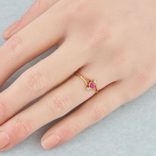 ART DECO 18CT GOLD SYNTHETIC RUBY AND DIAMOND 3 STONE RING - ADDITIONAL PHOTO 6