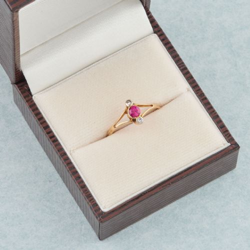 ART DECO 18CT GOLD SYNTHETIC RUBY AND DIAMOND 3 STONE RING - ADDITIONAL PHOTO 7