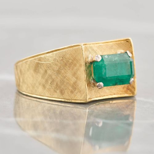 VINTAGE 18CT GOLD EMERALD WIDE TEXTURED BAND RING - ADDITIONAL PHOTO 2