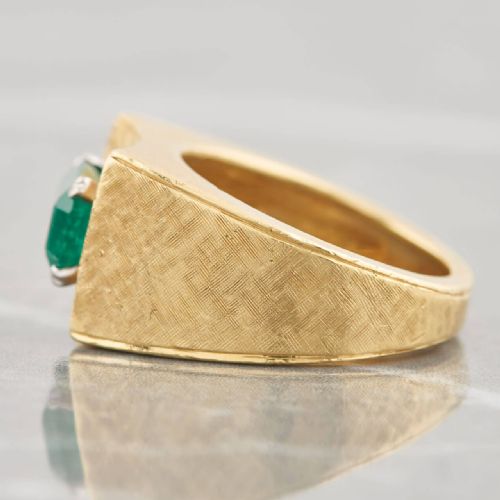 VINTAGE 18CT GOLD EMERALD WIDE TEXTURED BAND RING - ADDITIONAL PHOTO 3