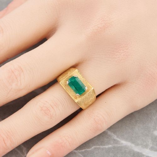 VINTAGE 18CT GOLD EMERALD WIDE TEXTURED BAND RING - ADDITIONAL PHOTO 8