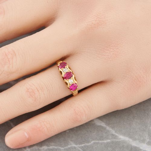 1917 18CT GOLD RUBY DIAMOND HALF HOOP RING - ADDITIONAL PHOTO 7