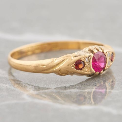 1912 18CT GOLD SPINEL GARNET AND DIAMOND HALF HOOP RING - ADDITIONAL PHOTO 2