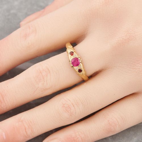 1912 18CT GOLD SPINEL GARNET AND DIAMOND HALF HOOP RING - ADDITIONAL PHOTO 7