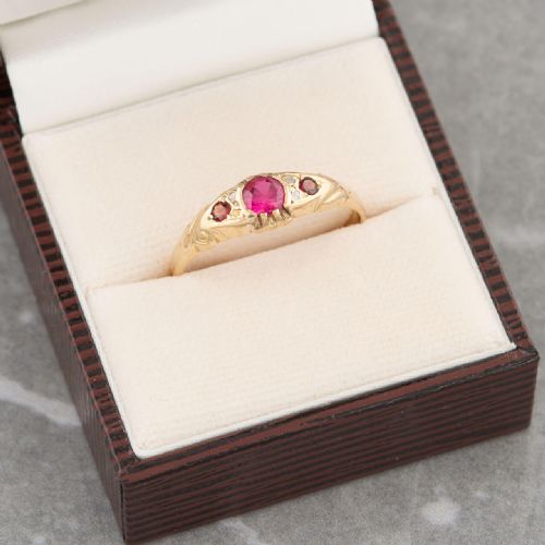 1912 18CT GOLD SPINEL GARNET AND DIAMOND HALF HOOP RING - ADDITIONAL PHOTO 8