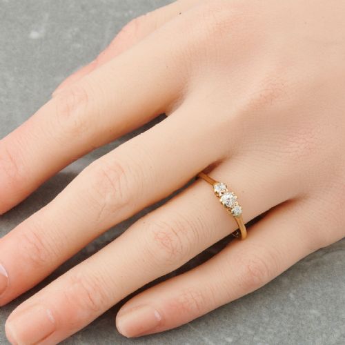 18CT GOLD 3 STONE 050 CARAT DIAMOND RING - ADDITIONAL PHOTO 1