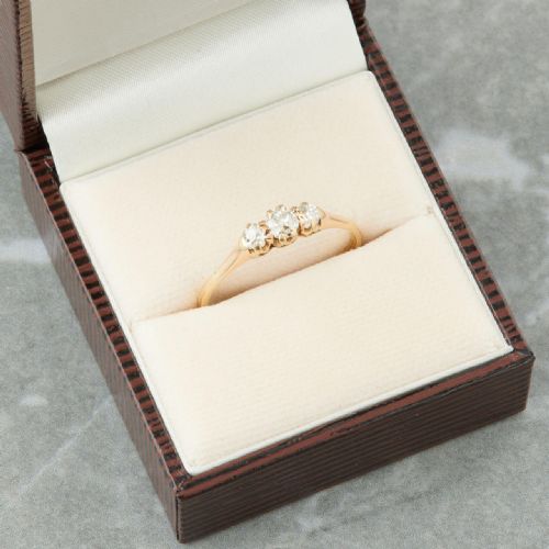 18CT GOLD 3 STONE 050 CARAT DIAMOND RING - ADDITIONAL PHOTO 8