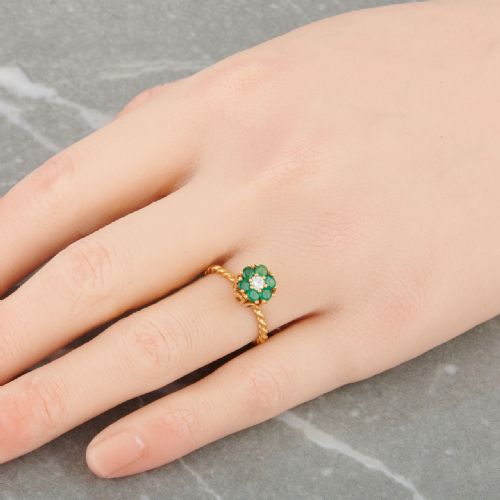 1950S 18CT GOLD EMERALD AND DIAMOND HIGH SET CLUSTER RING - ADDITIONAL PHOTO 1