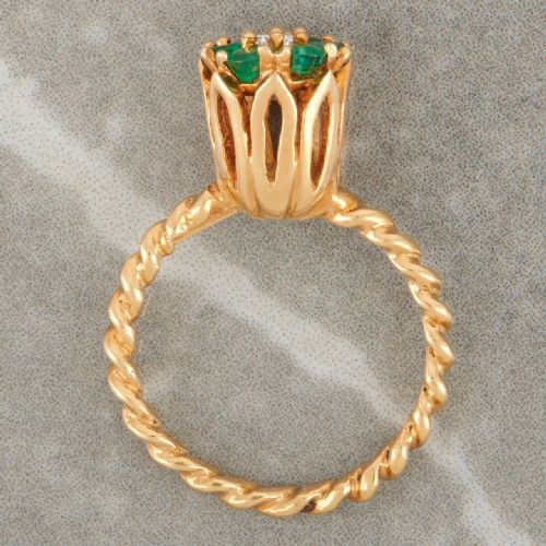 1950S 18CT GOLD EMERALD AND DIAMOND HIGH SET CLUSTER RING - ADDITIONAL PHOTO 2