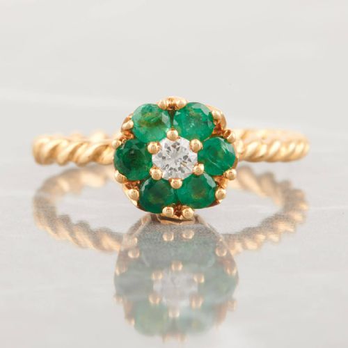 1950S 18CT GOLD EMERALD AND DIAMOND HIGH SET CLUSTER RING - ADDITIONAL PHOTO 3