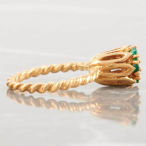 1950S 18CT GOLD EMERALD AND DIAMOND HIGH SET CLUSTER RING - ADDITIONAL PHOTO 5