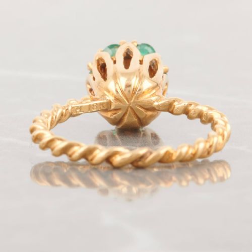 1950S 18CT GOLD EMERALD AND DIAMOND HIGH SET CLUSTER RING - ADDITIONAL PHOTO 6