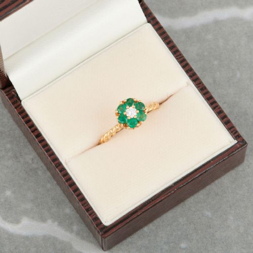 1950S 18CT GOLD EMERALD AND DIAMOND HIGH SET CLUSTER RING - ADDITIONAL PHOTO 8