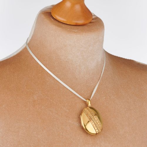 VICTORIAN 18CT GOLD ETRUSCAN DESIGN LARGE LOCKET - ADDITIONAL PHOTO 1