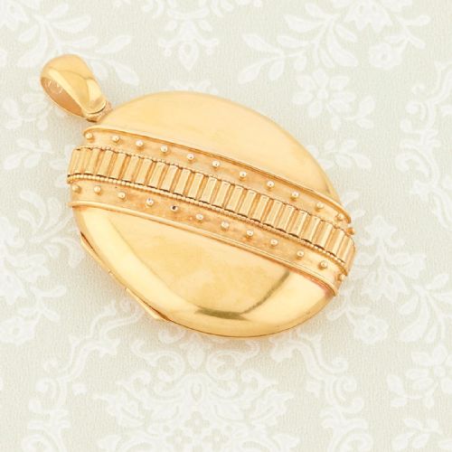 VICTORIAN 18CT GOLD ETRUSCAN DESIGN LARGE LOCKET - ADDITIONAL PHOTO 2