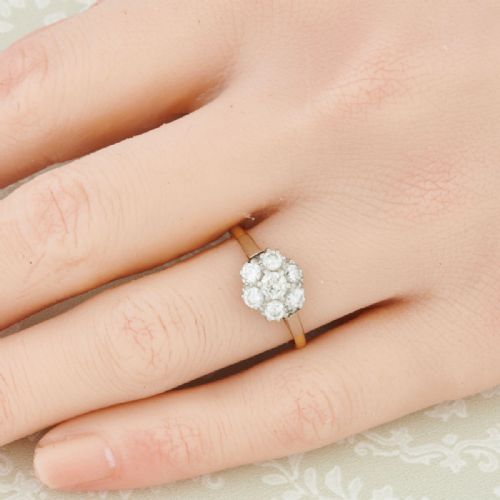 18CT GOLD 7 STONE DIAMOND DAISY CLUSTER RING - ADDITIONAL PHOTO 1