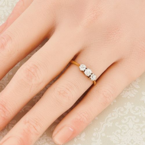 18CT GOLD DIAMOND THREE STONE TRILOGY RING - ADDITIONAL PHOTO 2