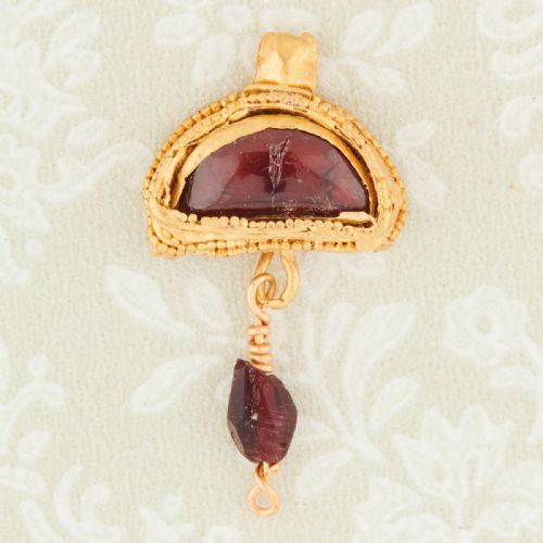 roman gold and garnet semicircular pendant - CATEGORY: ANTIQUE JEWELLERY - DATED BEFORE 1700