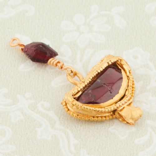 ROMAN GOLD AND GARNET SEMICIRCULAR PENDANT - ADDITIONAL PHOTO 2