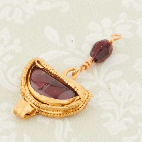ROMAN GOLD AND GARNET SEMICIRCULAR PENDANT - ADDITIONAL PHOTO 3