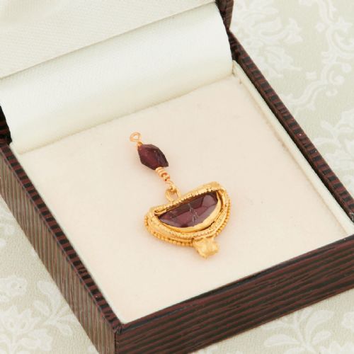 ROMAN GOLD AND GARNET SEMICIRCULAR PENDANT - ADDITIONAL PHOTO 4