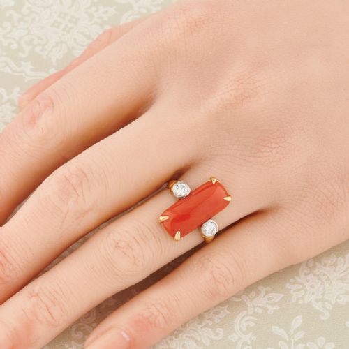 18CT GOLD CORAL AND DIAMOND 3 STONE RING - ADDITIONAL PHOTO 1