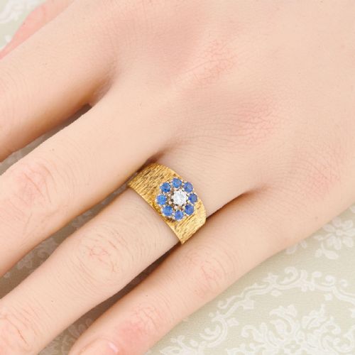 VINTAGE 18CT GOLD WIDE SAPPHIRE DIAMOND CLUSTER RING 1968 - ADDITIONAL PHOTO 2